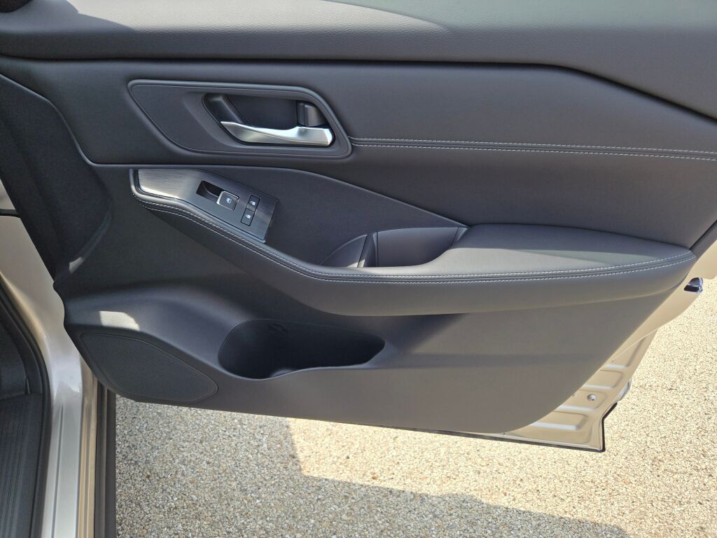 2025 Nissan Rogue SL photo 3