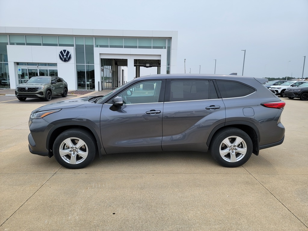 2021 Toyota Highlander LE photo 5