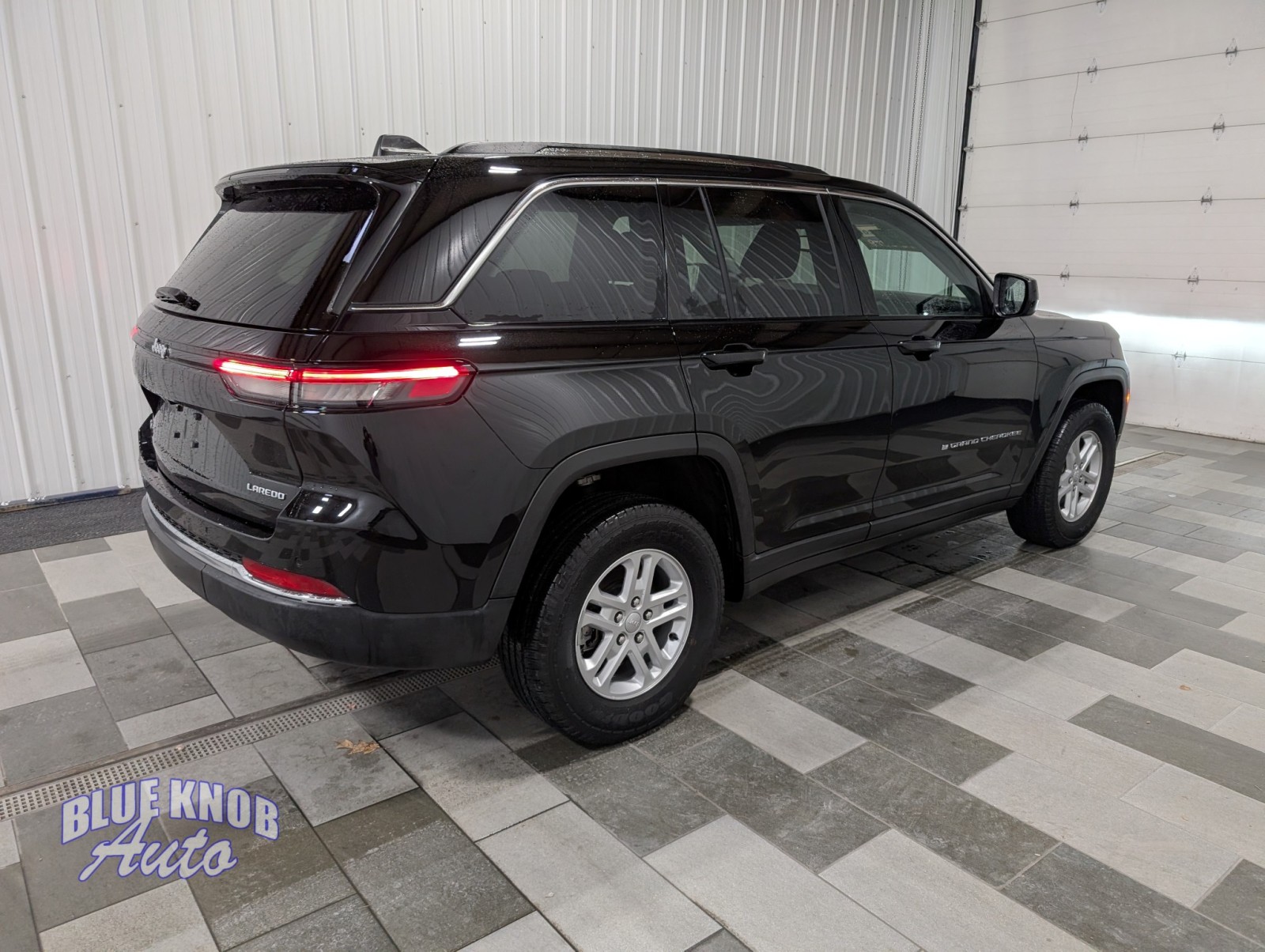 2023 Jeep Grand Cherokee Laredo Altitude photo 4