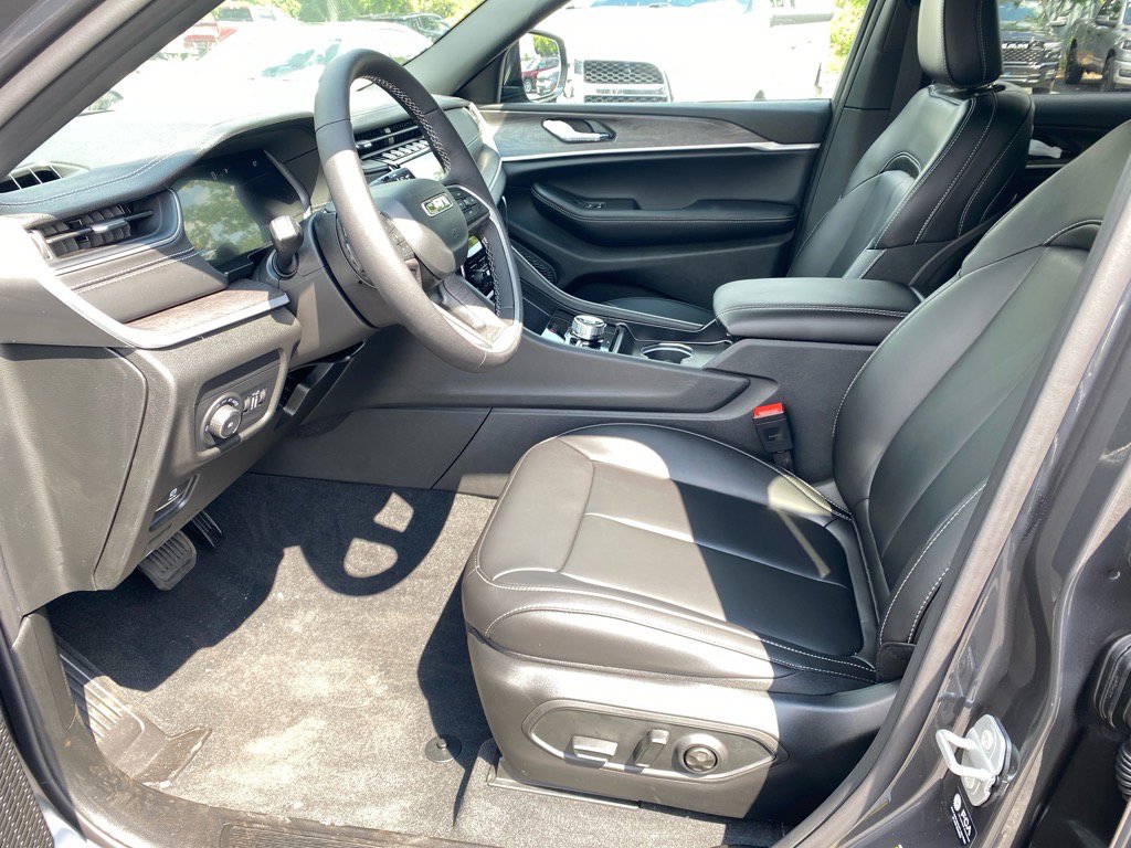 2025 Jeep Grand Cherokee Limited photo 3