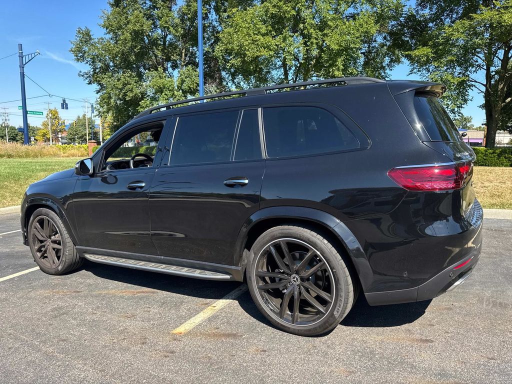 2025 Mercedes Benz GLS 580 4MATIC photo 3