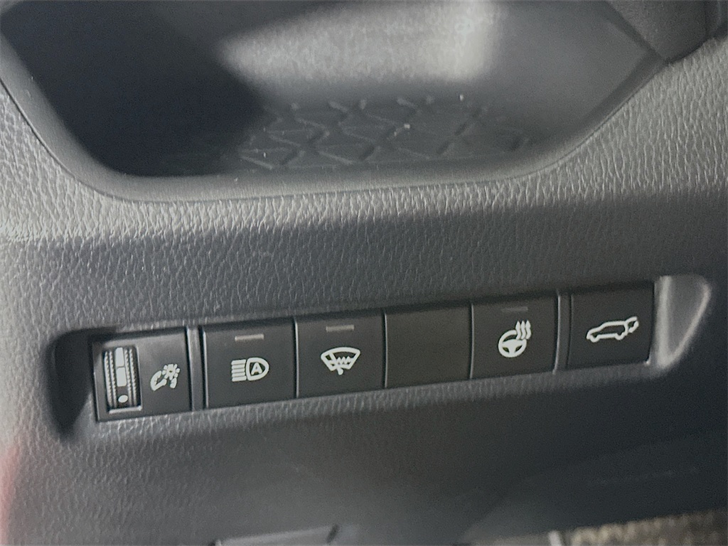 2020 Toyota RAV4 XLE photo 16