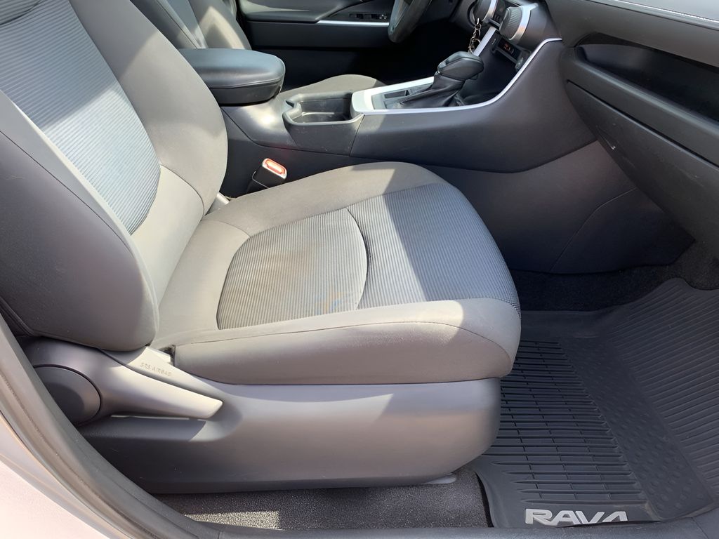 2019 Toyota RAV4 LE photo 14
