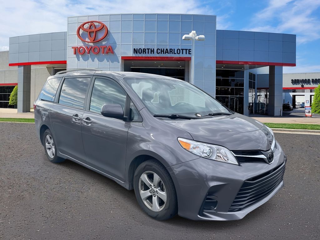 2020 Toyota Sienna LE's photo