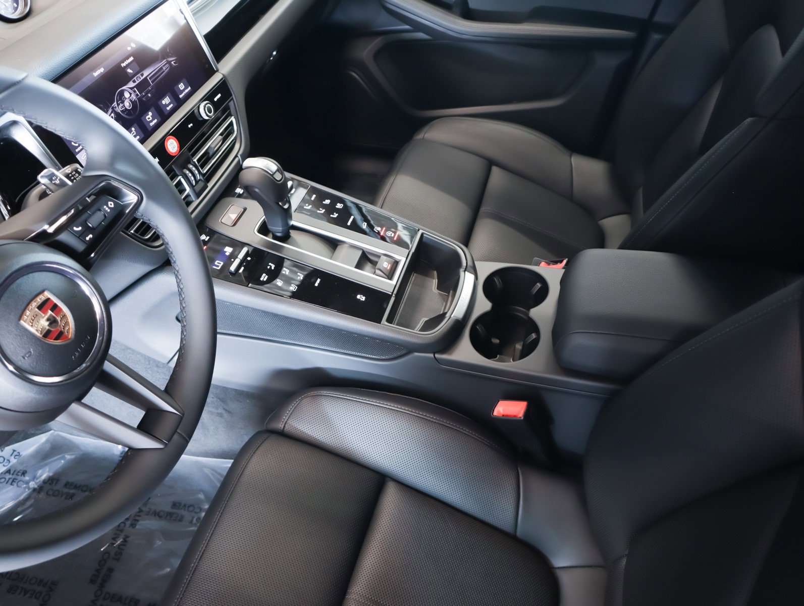 2025 Porsche Macan T photo 18