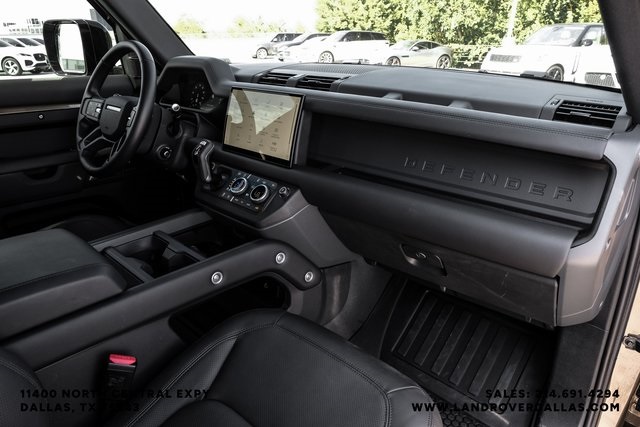 2025 Land Rover Defender 110 X-Dynamic SE photo 8