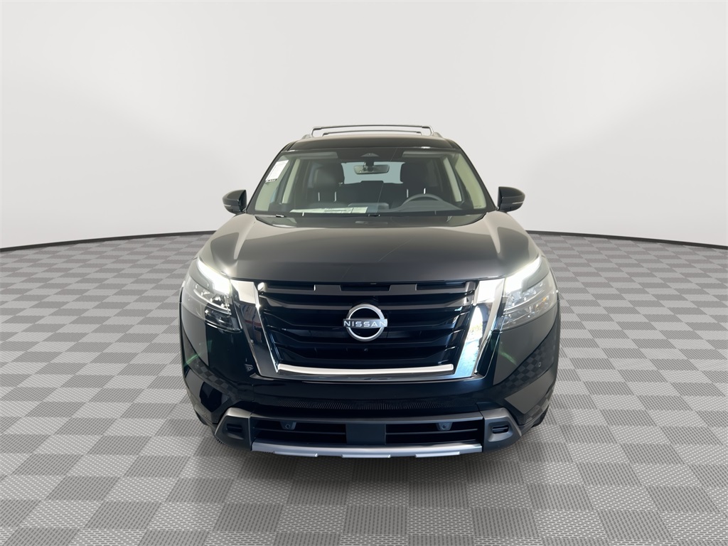 2025 Nissan Pathfinder LE photo 3