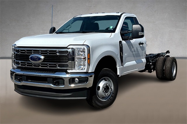 2025 Ford F-350 Super Duty Chassis Cab XL's photo