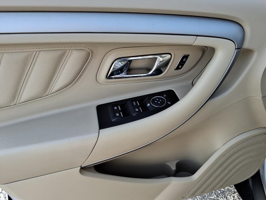 2017 Ford Taurus SE photo 6