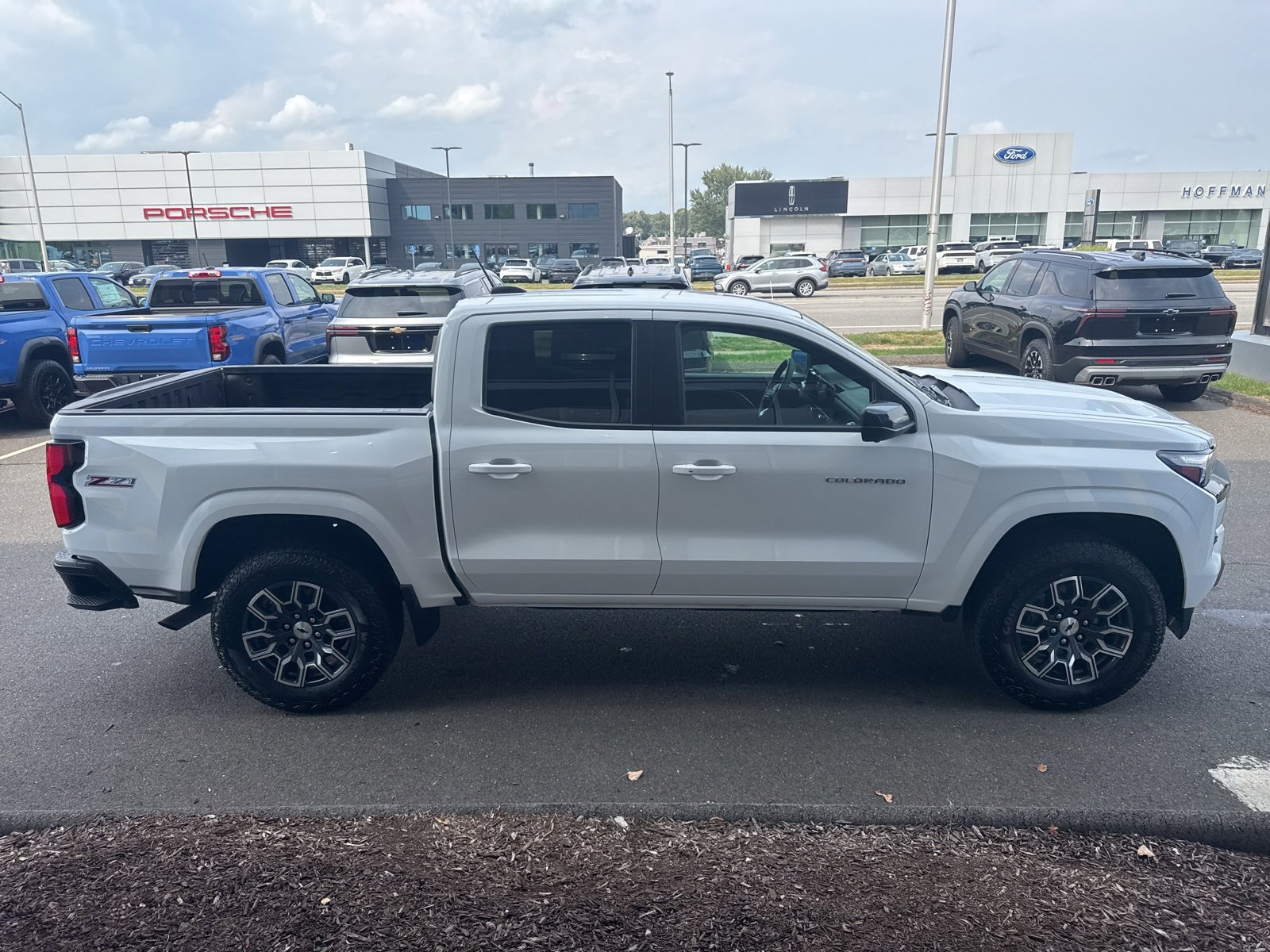 2024 Chevrolet Colorado Z71 photo 2