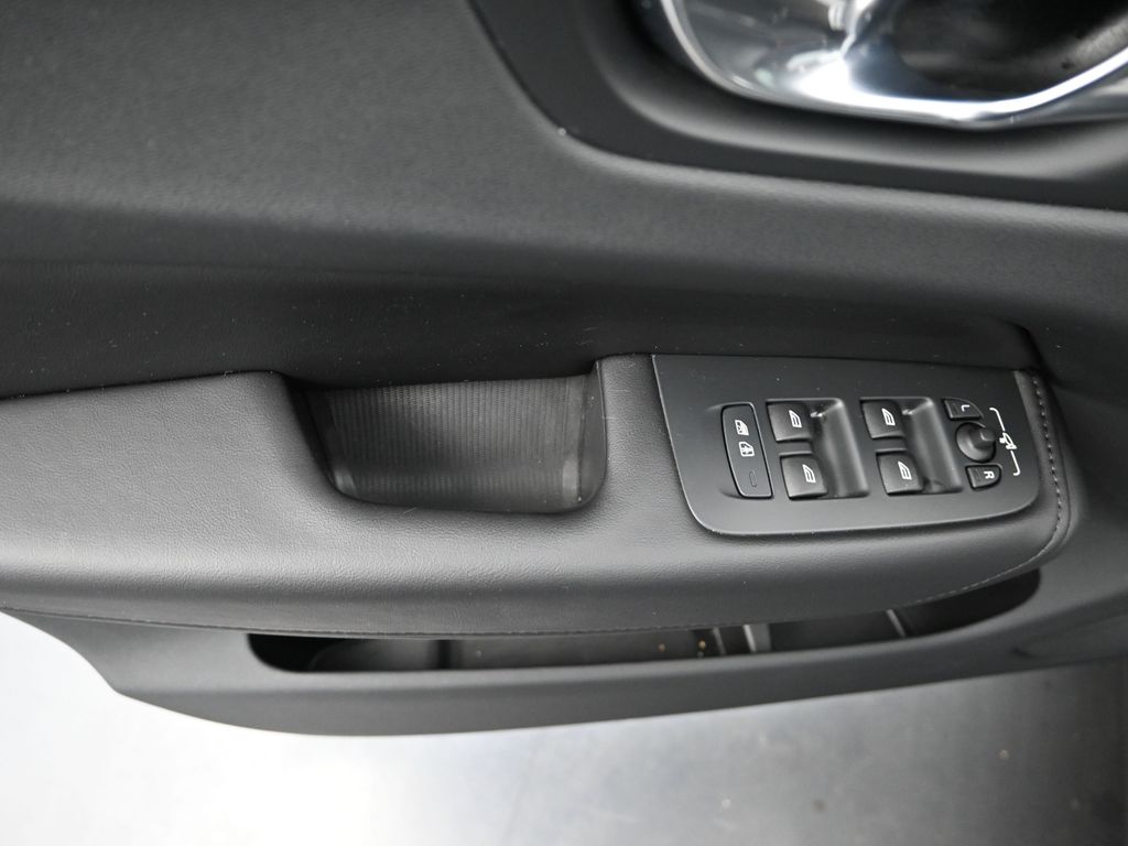 2023 Volvo XC60 B5 Plus photo 10
