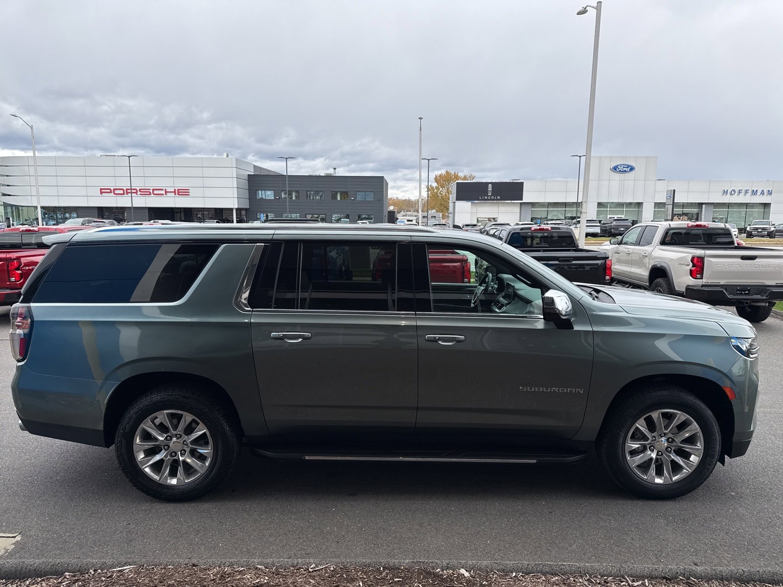 2023 Chevrolet Suburban Premier photo 3