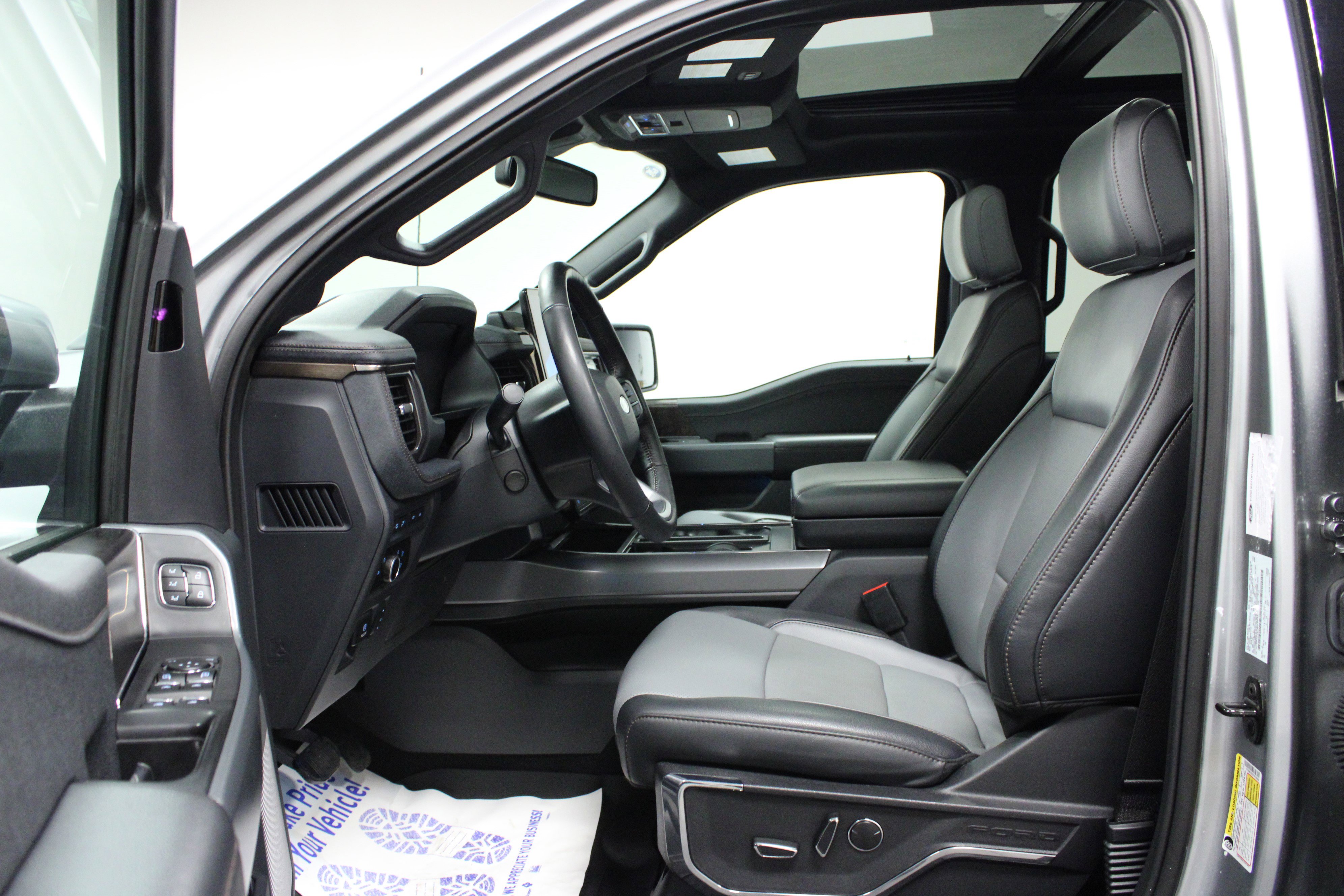 2023 Ford F-150 Lightning Lariat photo 10