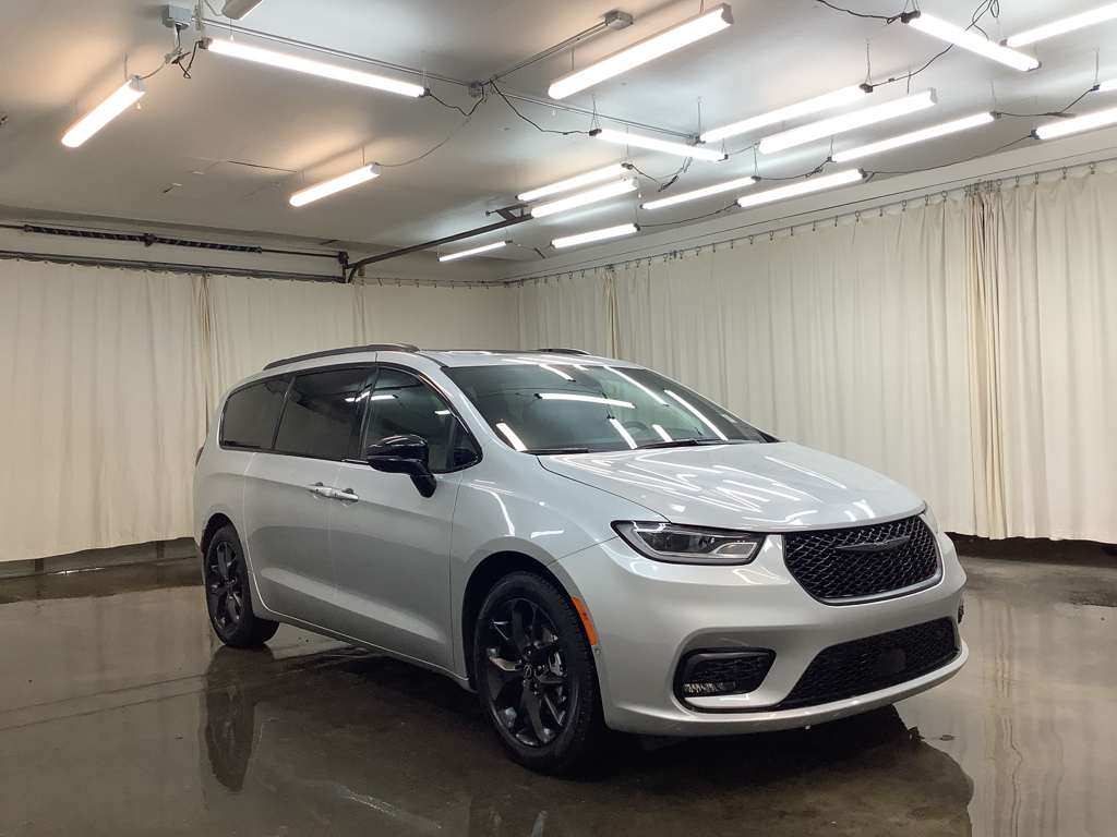 2026 Chrysler Pacifica photo 2