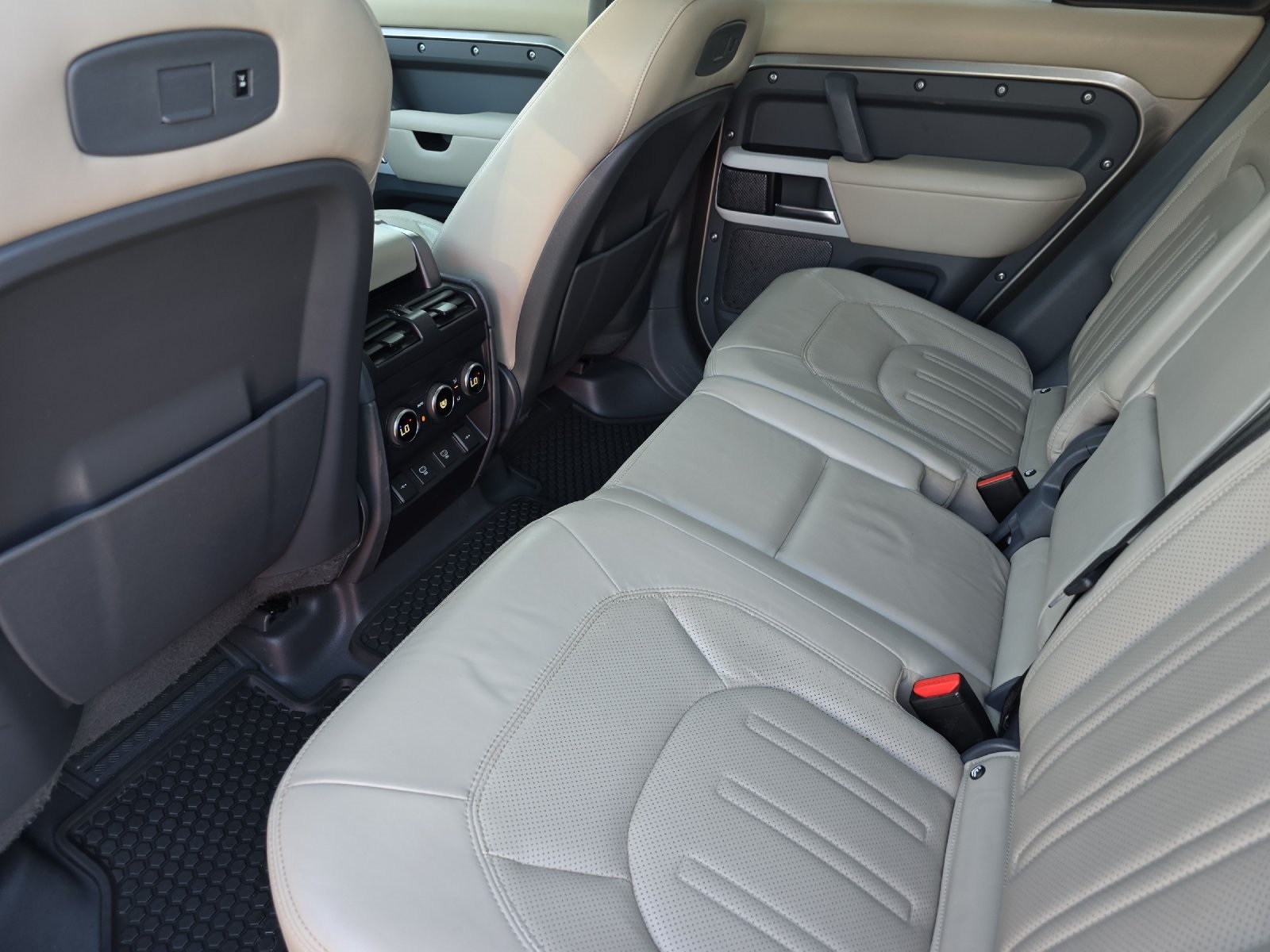 2022 Land Rover Defender 110 XS Edition photo 10