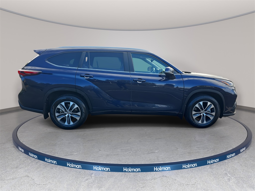 2024 Toyota Highlander XLE photo 3
