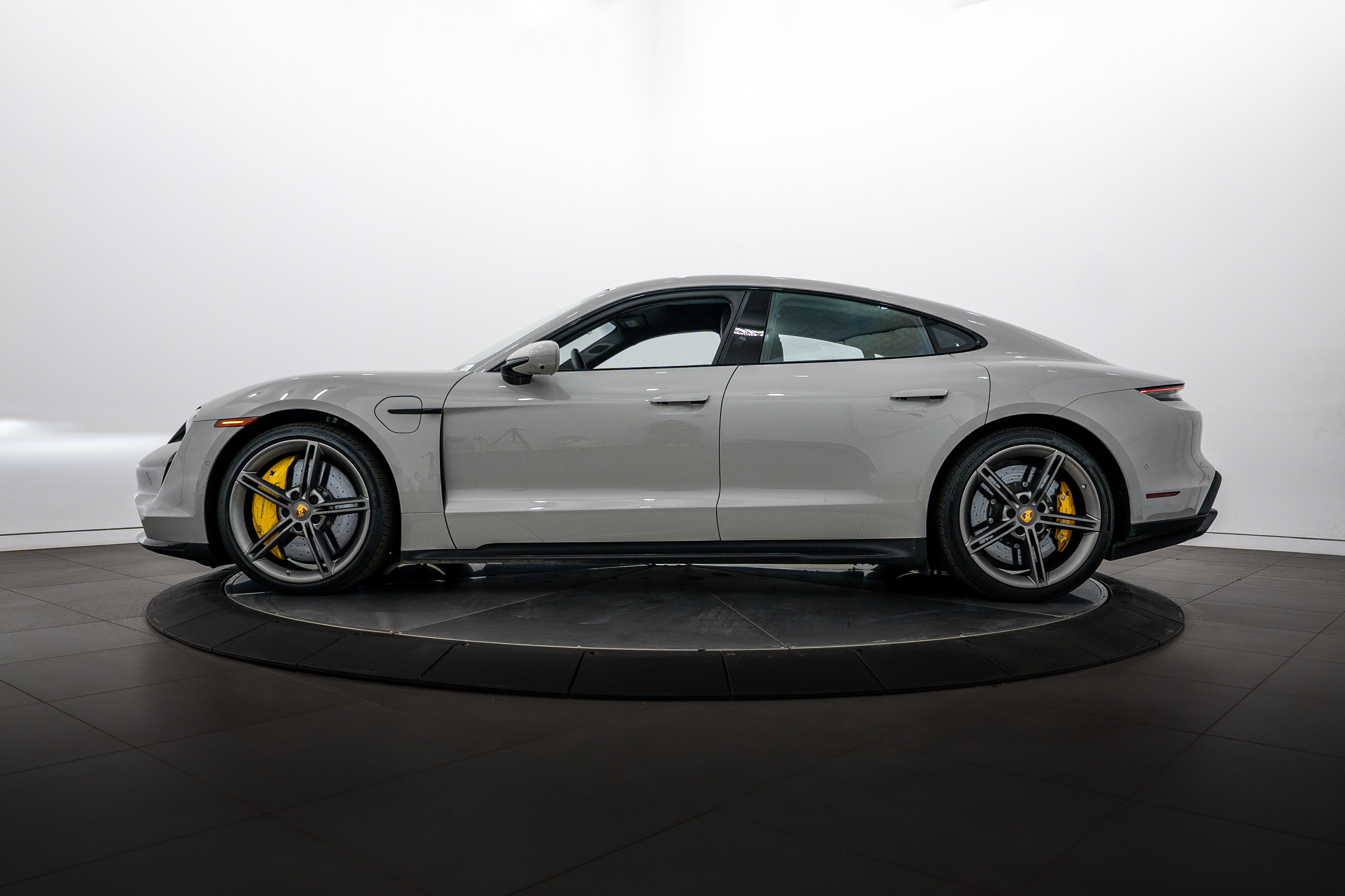 2022 Porsche Taycan Turbo S photo 2