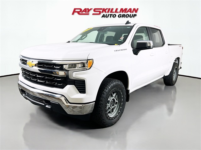 2025 Chevrolet Silverado 1500 LT photo 3
