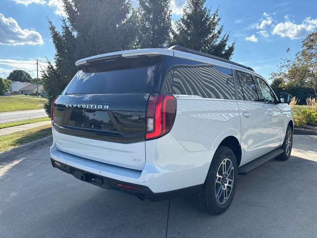 2025 Ford Expedition MAX photo 2