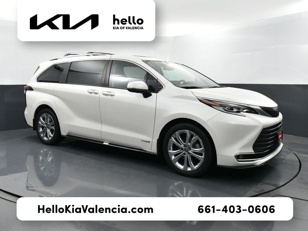 2021 Toyota Sienna Platinum's photo