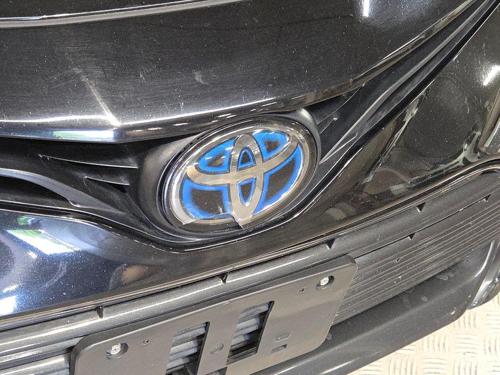 2022 Toyota Camry Hybrid LE photo 9