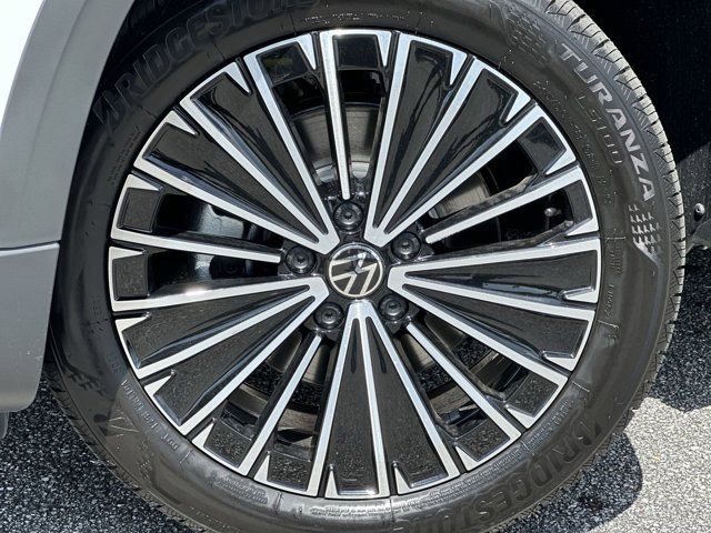 2025 Volkswagen Taos SE photo 2