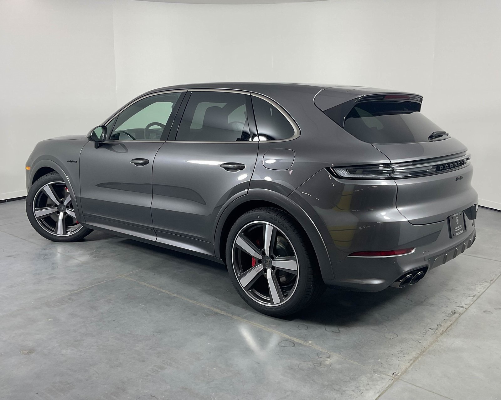 2025 Porsche Cayenne Turbo E-Hybrid photo 3