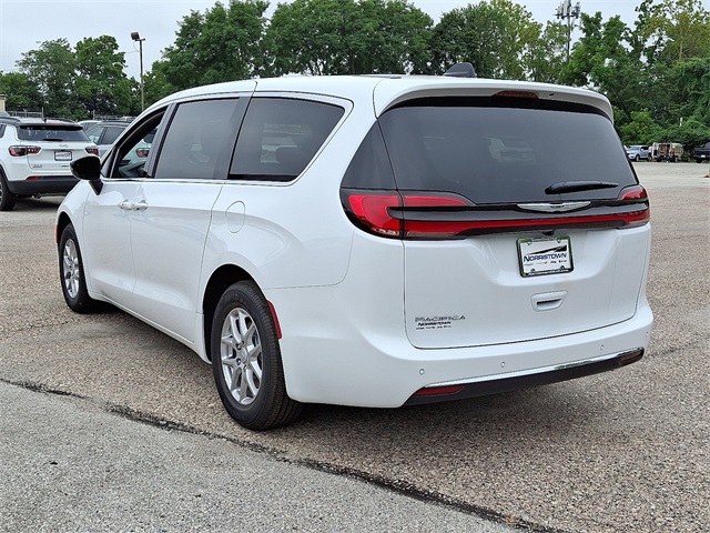 2026 Chrysler Pacifica photo 3