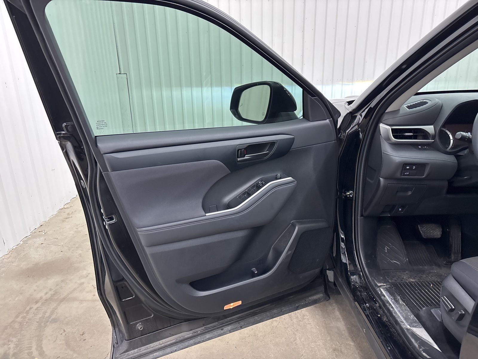 2023 Toyota Highlander L photo 22