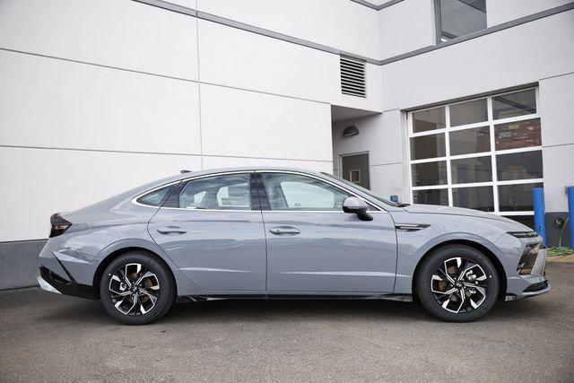 2025 Hyundai Sonata Hybrid SEL photo 3