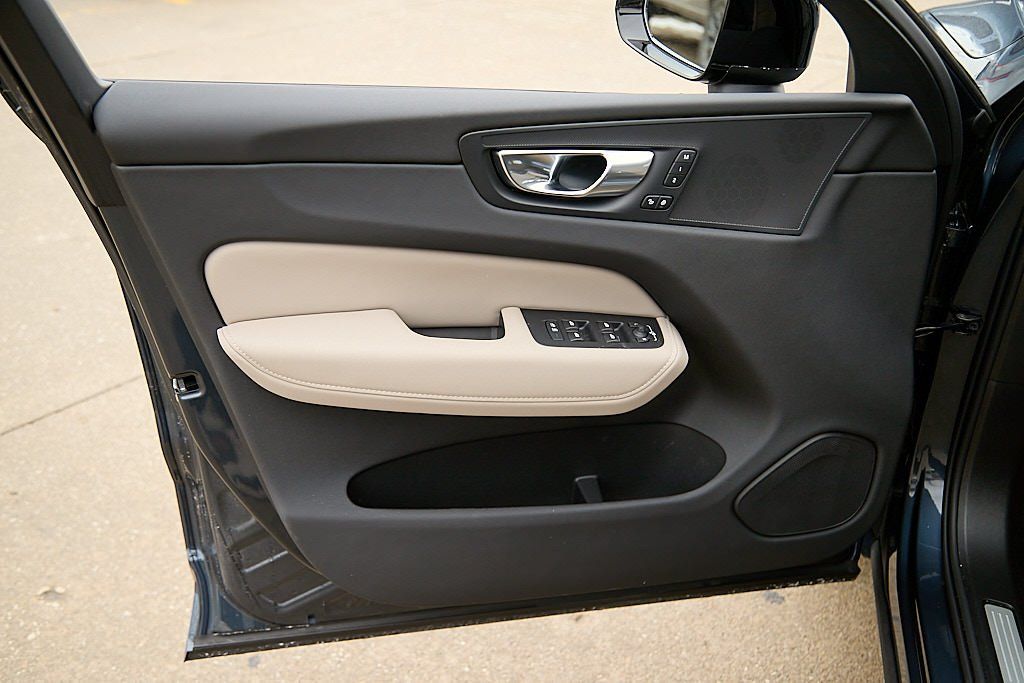 2026 VOLVO XC60 - Image 9