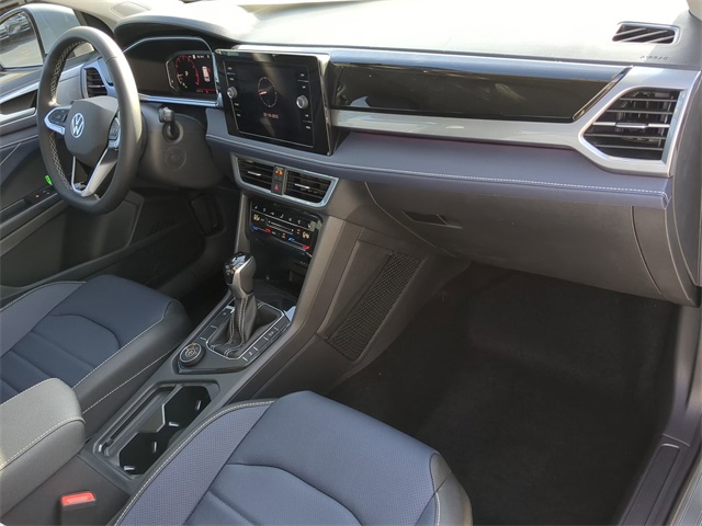 2025 Volkswagen Taos SEL photo 7