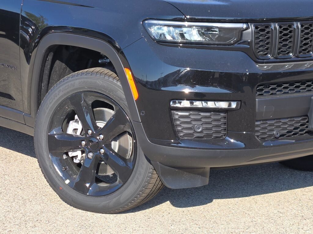 2025 Jeep Grand Cherokee Limited photo 3