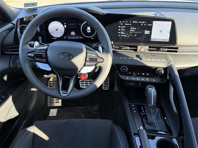 2025 Hyundai Elantra Base photo 16