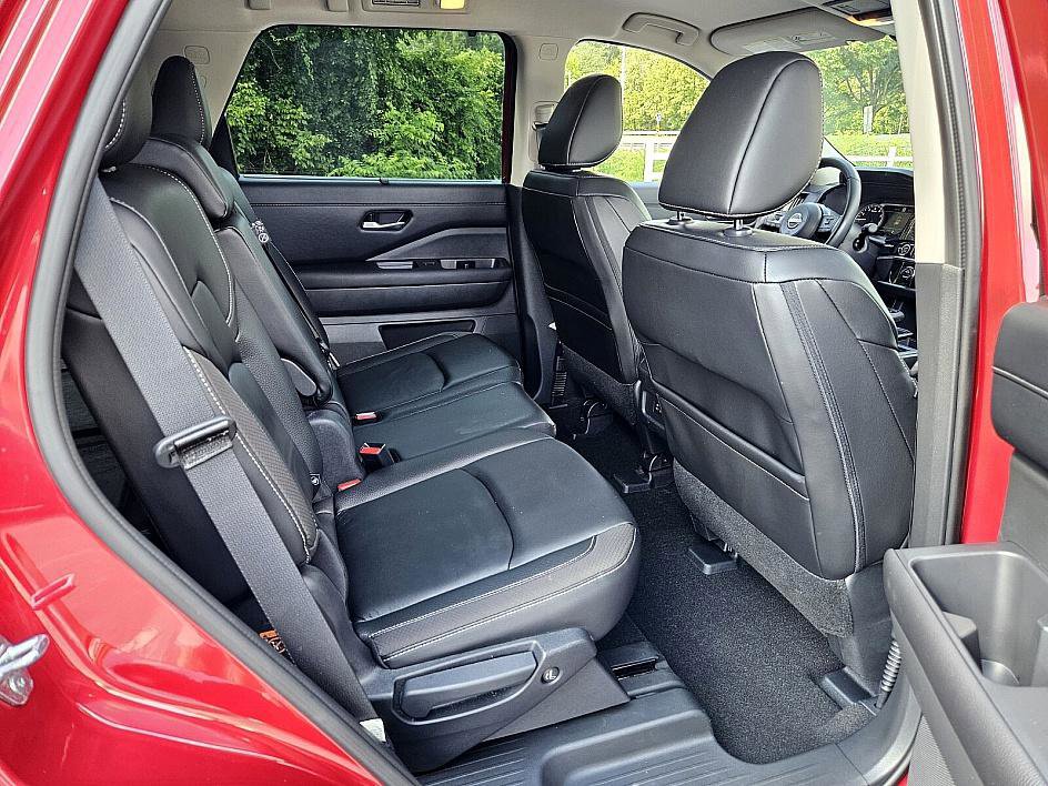 2023 Nissan Pathfinder SL photo 13