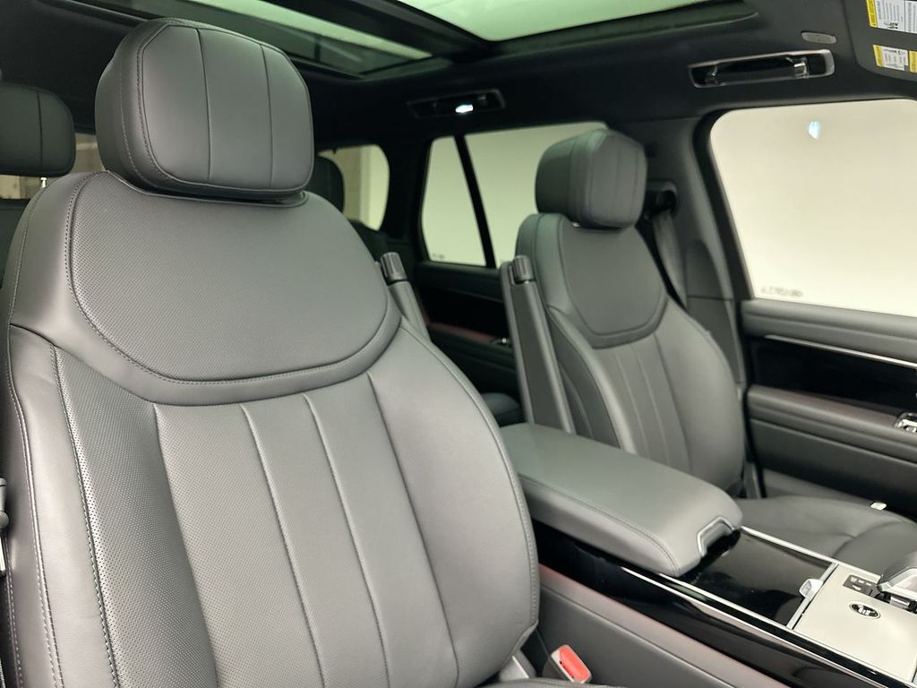 2025 Land Rover Range Rover SE photo 5