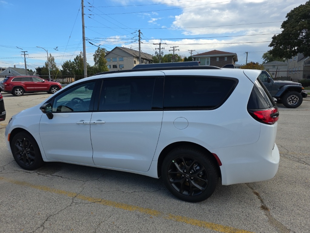 2026 Chrysler Pacifica photo 4