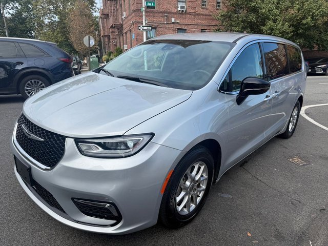 2024 Chrysler Pacifica Touring L photo 7