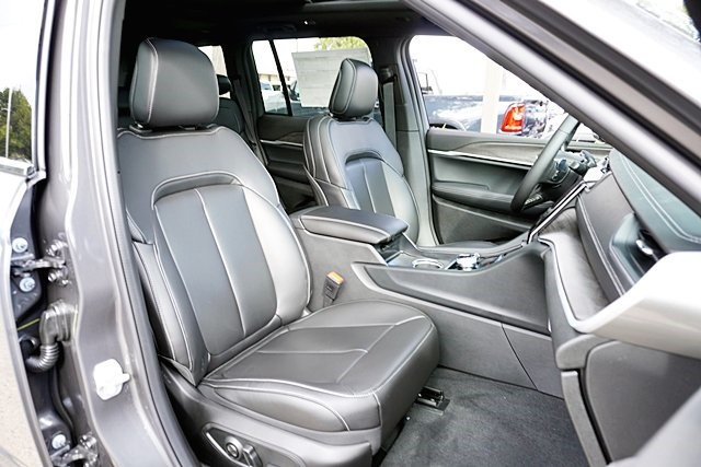 New 2025 Baltic Gray Metallic Clear-Coat Exterior Paint Jeep Limited image 15