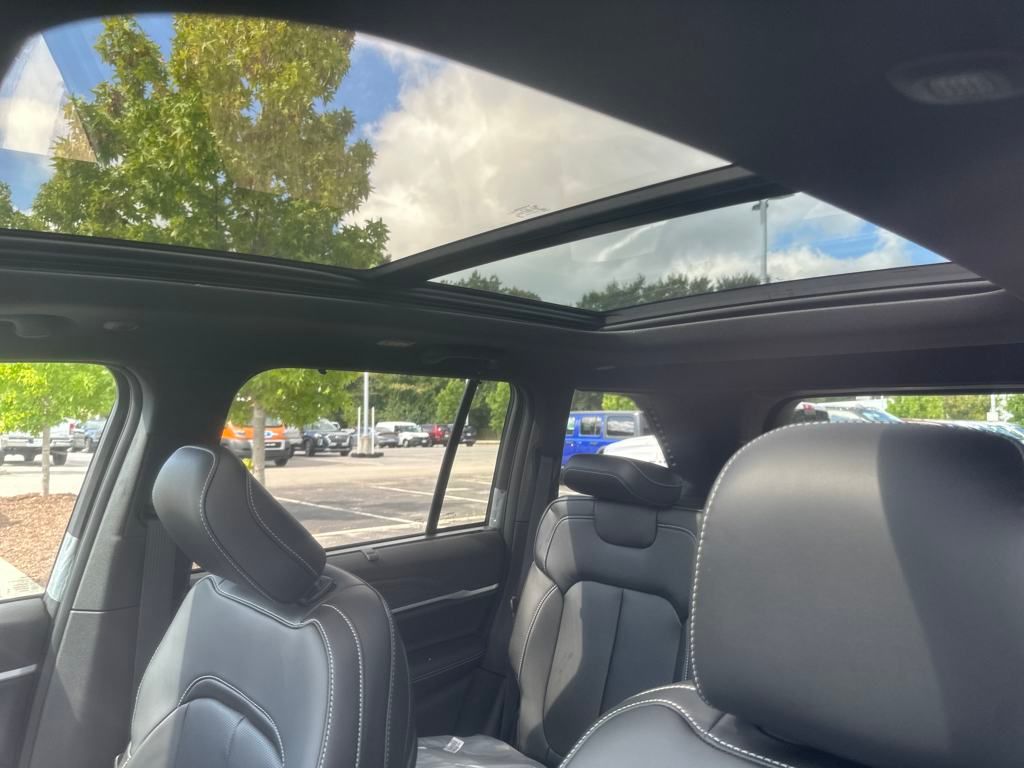 2025 Jeep Grand Cherokee Limited photo 3