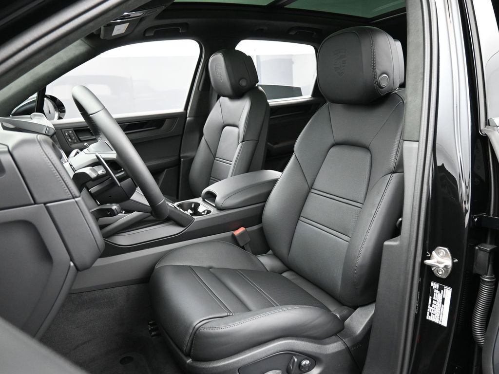 2026 Porsche Cayenne GTS photo 3