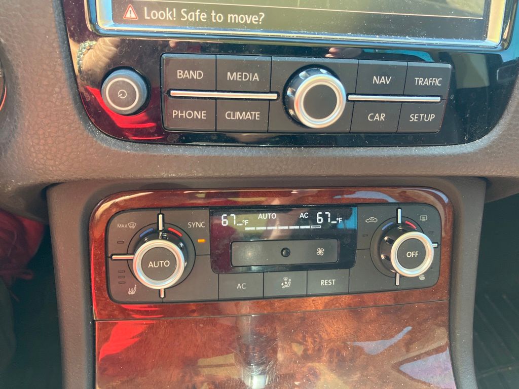 2012 Volkswagen Touareg V6 TDI Sport photo 18