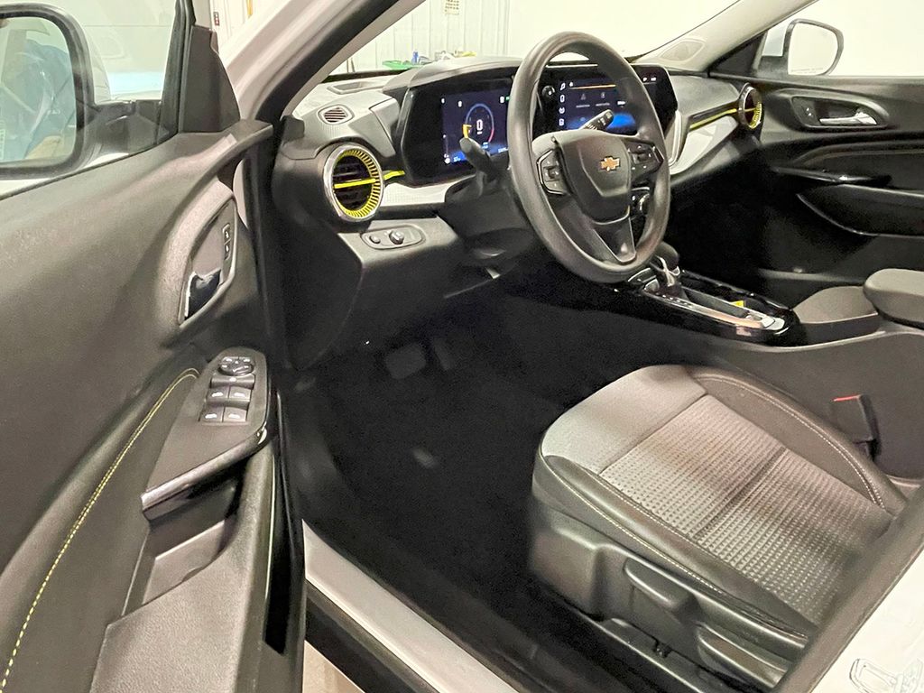 2024 Chevrolet Trax LT photo 5