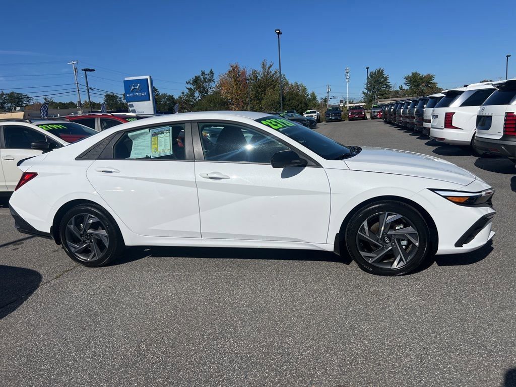 2025 Hyundai Elantra SEL Sport photo 7