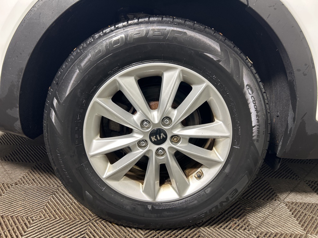 2019 Kia Sorento LX photo 2