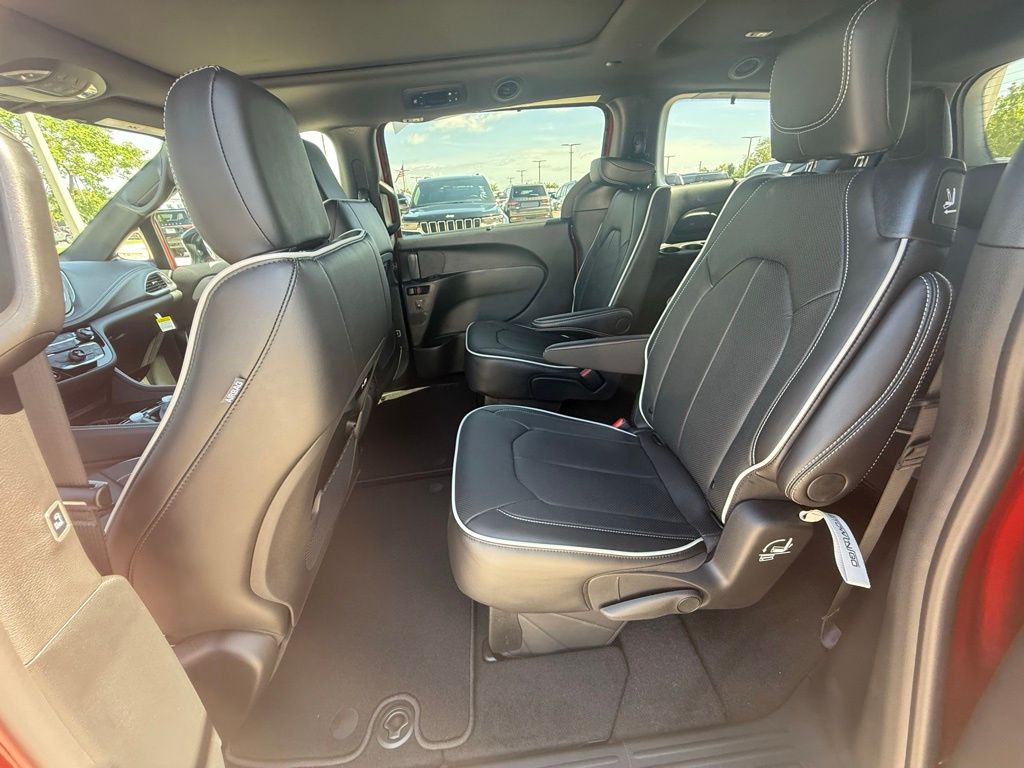 2025 Chrysler Pacifica Limited photo 24