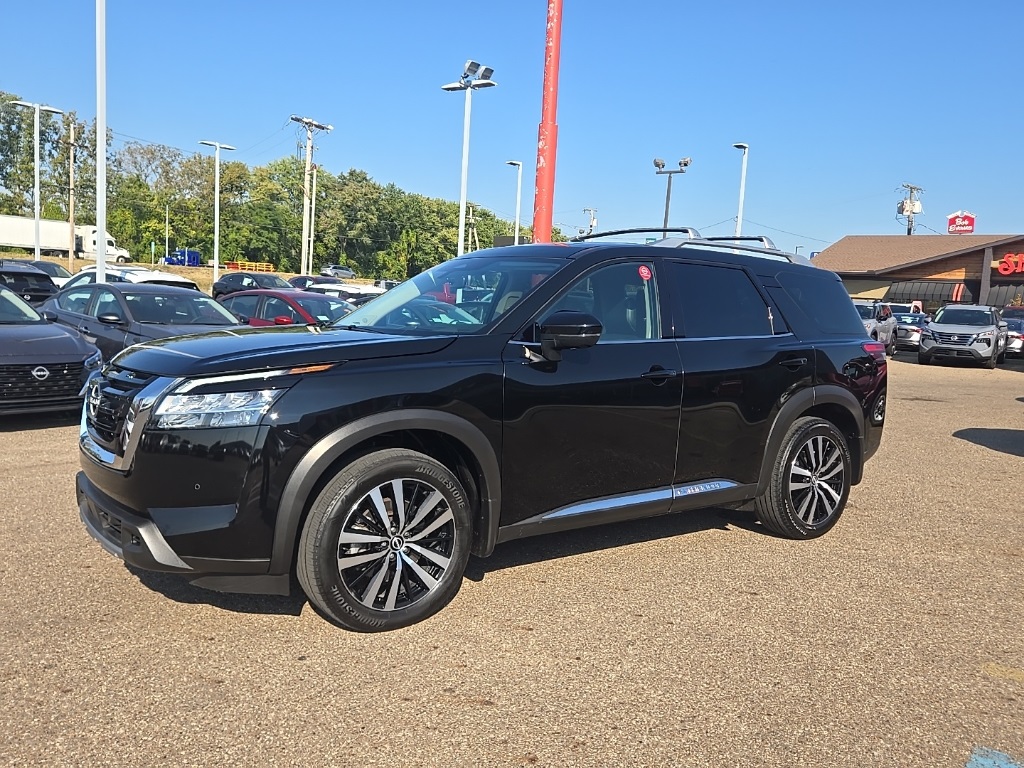2024 Nissan Pathfinder Platinum photo 2