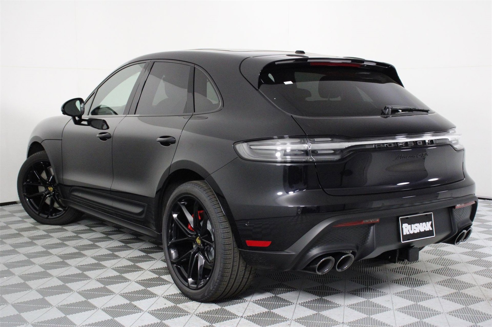 2026 Porsche Macan GTS photo 2