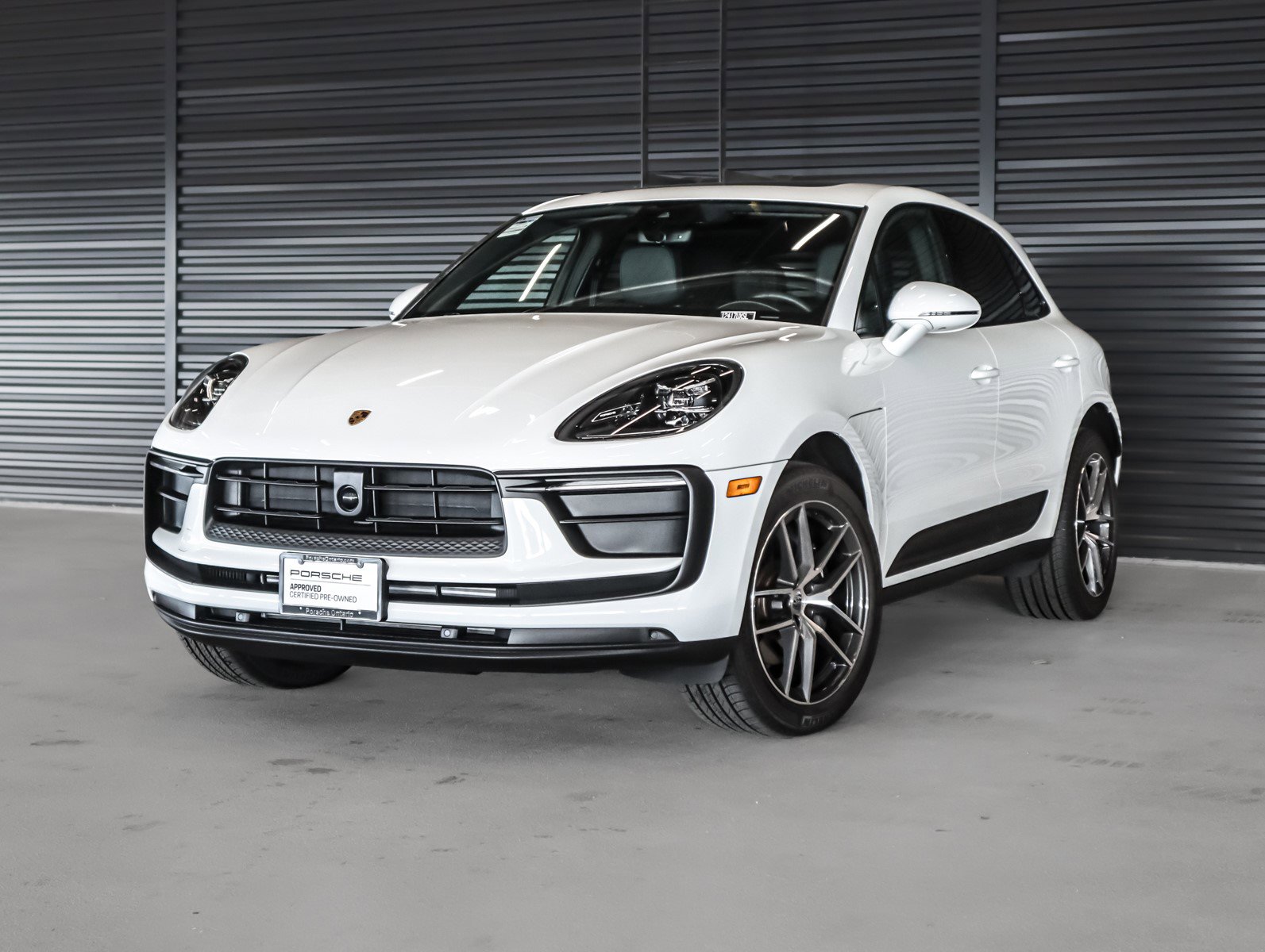 2025 Porsche Macan's photo