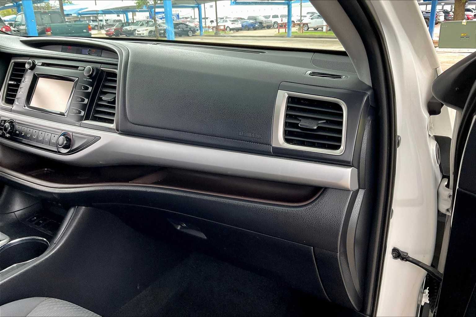 2019 Toyota Highlander LE photo 16